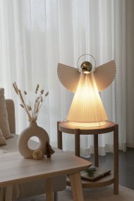 Paperienkeli 54cm Valkoinen valmistajalta Konstsmide - Enkeli on valmistettu kauniisti laskostetusta valkoisesta paperista, ja siin&auml; on elegantit yksityiskohdat messinginkuosilla, jotka antavat sille tyylikk&auml;&auml;n ilmeen.