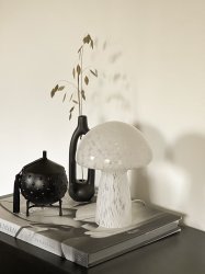 Mushi 20cm Valkoinen pöytävalaisin valmistajalta Aneta Lighting - Mushi on trendikäs lasinen sienilamppu, jossa on ainutlaatuinen valkopilkkukuvio, joka antaa jokaiselle lampulle ainutlaatuisen muotoilun.