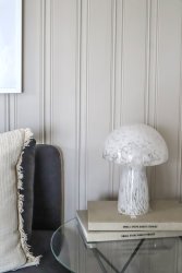 Mushi 30cm Valkoinen pöytävalaisin valmistajalta Aneta Lighting - Mushi on trendikäs lasinen sienilamppu, jossa on ainutlaatuinen valkopilkkukuvio, joka antaa jokaiselle lampulle ainutlaatuisen muotoilun.