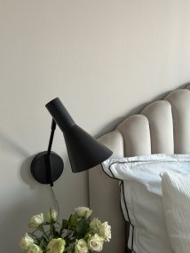 Ceres Musta lukulamppu valmistajalta Aneta Lighting - CERES-seinävalaisimessa on tyylikäs ja moderni muotoilu suorilla ja siisteillä muodoilla, jotka sopivat täydellisesti skandinaaviseen kotiin.