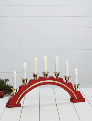 Celine PUNAINEN valmistajalta Markslöjd - Celine Advent Candlestick Red on tyylik&auml;s ja klassinen kaaren muotoinen kynttil&auml;njalka, joka on t&auml;ydellinen luomaan t&auml;ydellisen joulutunnelman kotiisi.