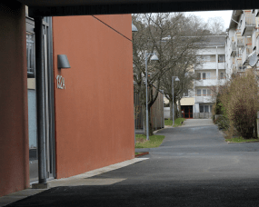 Maxi Harmaa ulkovalo valmistajalta Westal - Valaisimessa on GU10-kanta ja takana on kaksi; tulot ja lähdöt sekä pikaliitinrima.