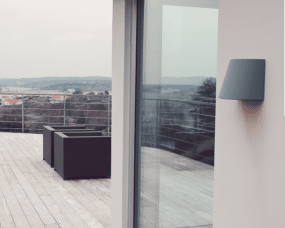 Mini Harmaa ulkovalo valmistajalta Westal - Takaosa on varustettu kahdella sisään- ja ulostulolla sekä pikaliittimellä, mikä helpottaa asennusta.