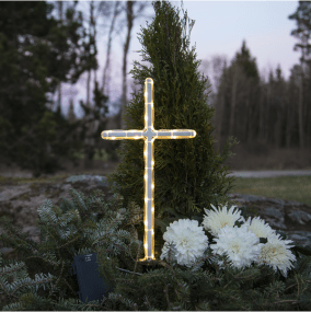 LED Hautakynttilä GraveCross Valkoinen valmistajalta Star Trading - Kaunis hautaristi, jossa on 24 pientä LED-lamppua, joissa on lämmin valkoinen valo.