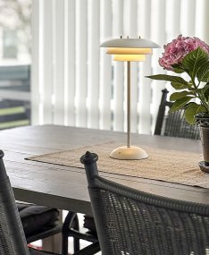 Epsilon 37cm Valkoinen Siirrettävä valmistajalta Aneta Lighting - Epsilon on tyylik&auml;s, kannettava sis&auml;k&auml;ytt&ouml;&ouml;n tarkoitettu p&ouml;yt&auml;valaisin, jossa on ajaton muotoilu ja hienovaraisesti jalustaan sijoitettu kosketushimmennin.