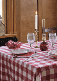 Kerosene Lamp Majken Mid PUNAINEN valmistajalta Strömshaga - S&auml;vytetty&auml; viininpunaista lasia oleva kerosiinilamppu, joka luo kauniin v&auml;ris&auml;vyn, mutta samalla antaa l&auml;pin&auml;kyv&auml;n pinnan.