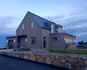 Illusion Reko Harmaa ulkovalo valmistajalta Westal - Illusion Reko on seinävalaisin, jossa on ylös ja alas valo, valmistettu anodisoidusta alumiinista ja jauhemaalattu alugr&aring; väri Valaisin on varustettu integroidulla LED-valolla ja lämpimän valkoisen valokuvioinnilla.