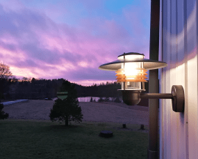 Arnäs Hapetettu kupari ulkovalo valmistajalta Westal - Arnin seinävalaisin on tyylikäs valaisin, jossa on monipuolinen valokuvio ja kirkas lasikupu, joka ympäröi valonlähdettä.