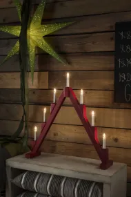 Candelabra 7 Lights PUNAINEN valmistajalta Konstsmide - Taittuva s&auml;hk&ouml;kynttil&auml;njalka, jossa on 7 kynttil&auml;&auml;, valmistettu punaiseksi maalatusta puusta ja koristeltu messinkirenkailla jokaisen kynttil&auml;n ymp&auml;rill&auml; elegantin vaikutuksen aikaansaamiseksi.
