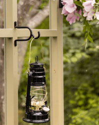 Storm Lantern small Musta valmistajalta Strömshaga - Klassinen kerosiinilamppu, josta tulee mukava sisustusyksityiskohta ja joka antaa kauniin hehkun sek&auml; ulko- ett&auml; sis&auml;puolelle.
