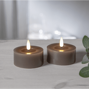 LED Tuikkukynttilä Flamme Flow Ruskea valmistajalta Star Trading - Siin&auml; on ajastintoiminto ja kun kytkin on p&auml;&auml;ll&auml;; ajastintila syttyy 6h p&auml;&auml;ll&auml;, 18h pois p&auml;&auml;lt&auml; toistuvasti, jos valitset on-tilan, niin kynttil&auml;t syttyv&auml;t noin 400 tuntia.