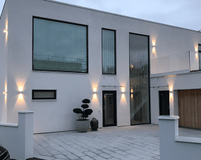 Illusion Box Harmaa ulkovalo valmistajalta Westal - Valmistettu anodisoidusta alumiinista ja jauhemaalattu alugr&aring; väri Valaisin on varustettu integroidulla LED-järjestelmällä, jossa on lämmin valkoinen värilämpötila ja säädettävä valokuvio (0-120°).