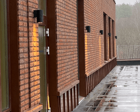 Magnum I Musta ulkovalo valmistajalta Westal - Tämä alasvalolla varustettu seinävalaisin on valmistettu anodisoidusta alumiinista ja jauhemaalattu mustaksi.