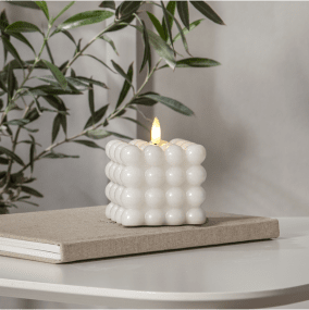 LED Pöytäkynttilä Flamme Dot Valkoinen valmistajalta Star Trading - Flamme Dot on valkoisesta vahasta valmistettu neli&ouml;m&auml;inen kynttil&auml;, jonka pinta on kupliva.