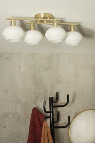 Elba 60cm Matta messinki kylpyhuoneen valaisin valmistajalta Aneta Lighting - T&auml;ss&auml; metallista valmistetussa lampussa on tyylik&auml;s muotoilu ja nelj&auml; opaalivalkoista lasikupua, jotka tarjoavat pehme&auml;n ja miellytt&auml;v&auml;n valon.