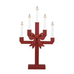 Kerstin PUNAINEN valmistajalta Pixie Design - Kerstin on koristeellinen puinen kynttil&auml;njalka, joka on viimeistelty tummanruskealla ja koristeltu suurella rusetilla, joka antaa sille vieh&auml;tt&auml;v&auml;n ja leikkis&auml;n ilmeen.