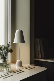 Blåklockan 50cm Valkoinen pöytävalaisin valmistajalta Globen Lighting - Blue Bell on tyylikäs ja ajaton pöytävalaisin, joka on valmistettu raudasta ja jossa on kiiltävä norsunluunvärinen viimeistely.