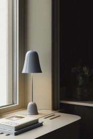 Blåklockan 50cm Vaaleansininen pöytävalaisin valmistajalta Globen Lighting - Blue Bell on tyylikäs ja ajaton pöytävalaisin, joka on valmistettu raudasta ja jossa on korkeakiiltoinen vaaleansininen viimeistely.