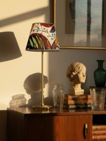 Julie 52cm Messinki/monivärinen pöytävalaisin valmistajalta PR Home - Siin&auml; on kaunis messinginkuosi ja koristeellinen, soikea varjostin klassisen muotoisena, mik&auml; antaa valaisimelle ajattoman ja harmonisen ilmeen.