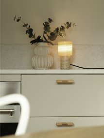 Lucie 16cm Luonto pöytävalaisin valmistajalta PR Home - Marmori on luonnonmateriaali, mink&auml; ansiosta jokainen lamppu on ainutlaatuinen sek&auml; kuvion, muodon ett&auml; viimeistelyn suhteen.