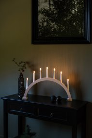 Arch 7 Lights Valkoiseksi lasitettu valmistajalta Konstsmide - Runko on valmistettu valkoiseksi petsatusta puusta, joka antaa sille luonnollisen ja ajattoman ilmeen.