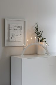 Arch 7 Lights Matta valkoinen valmistajalta Konstsmide - S&auml;hk&ouml;inen kynttil&auml;njalka tyylikk&auml;&auml;n kaaren muodossa ja 7 kynttil&auml;&auml;.