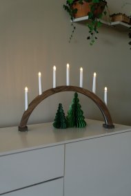 Arch 7 Lights Ruskeaksi lasitettu valmistajalta Konstsmide - T&auml;m&auml; klassinen s&auml;hk&ouml;k&auml;ytt&ouml;inen kynttil&auml;njalka, jossa on seitsem&auml;n kynttil&auml;&auml;, luo l&auml;mpim&auml;n ja kodikkaan adventtitunnelman.