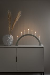 Arch 7 Lights Matt Grey/Green valmistajalta Konstsmide - S&auml;hk&ouml;inen kynttil&auml;njalka tyylikk&auml;&auml;n kaaren muodossa ja 7 kynttil&auml;&auml;.