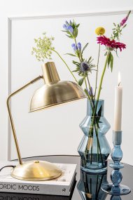 Hood 38cm Antiikkimessinki työpöytävalaisin valmistajalta Leitmotiv - Liikuteltava varjostin ja valkoinen sisäpuoli tarjoavat tasaisen ja miellyttävän valonjaon, joka sopii täydellisesti lukemiseen tai työskentelyyn.