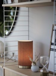 Dora 25cm Ruskea pöytävalaisin valmistajalta PR Home - Tyylik&auml;s p&ouml;yt&auml;valaisin kiinte&auml;ll&auml; varjostimella, joka on valmistettu laskostetusta polyesterista ja puuvillasta.