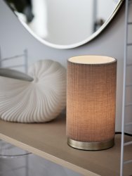 Dora 25cm Beige valmistajalta PR Home - Tyylik&auml;s p&ouml;yt&auml;valaisin kiinte&auml;ll&auml; varjostimella, joka on valmistettu laskostetusta polyesterista ja puuvillasta.