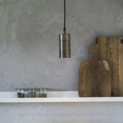 Ample Ø7 Kulta ikkunavalaisin valmistajalta PR Home - Ample metallinen ikkunavalaisin on saatavilla kolmessa eri viimeistelyssä, joissa kaikissa on PR Home -leima valettuna lamppuun.