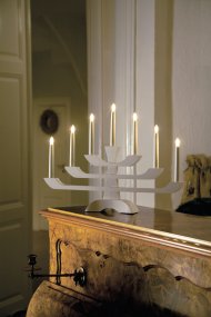 Candelabra 7 Lights Valkoinen valmistajalta Konstsmide - p&ouml;yt&auml; &ndash; Tunnelmallinen ja tyylik&auml;s kynttil&auml;njalka, joka syttyy joka talvi-ilta.