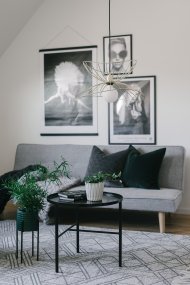 Ray Ø45 Harjattu messinki kattovalaisin valmistajalta Globen Lighting - Kaksi varjostinta voidaan järjestää eri tavoin – joko päällekkäin tai sisäkkäin alemman riippuvalaisimen aikaansaamiseksi.