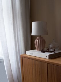 Lyon 32cm Vaaleanpunainen pöytävalaisin valmistajalta PR Home - Tyylikk&auml;&auml;n ja kutsuvan muotoilunsa ansiosta Lyon sopii yht&auml; hyvin sivup&ouml;yd&auml;lle, y&ouml;p&ouml;yd&auml;lle kuin ikkunaankin, jossa siit&auml; tulee koristeellinen ja tunnelmallinen elementti sek&auml; klassisessa ett&auml; modernissa kodissa.