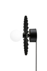 Omega Ø35 Musta seinävalaisin valmistajalta Globen Lighting - Valaisin on my&ouml;s himmenninyhteensopiva kattoon asennettuna.