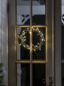 LED-kranssi Ø30 Hopea valmistajalta Konstsmide - Koristeellinen LED-seppele, joka levitt&auml;&auml; kotiin l&auml;mmint&auml; ja lumoavaa hehkua.