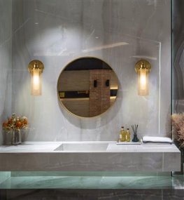 Imperial 22cm Messinki kylpyhuoneen valaisin valmistajalta Searchlight - IP44-luokituksensa ansiosta valaisin sopii t&auml;ydellisesti my&ouml;s kosteisiin tiloihin, kuten kylpyhuoneisiin ja keitti&ouml;ihin.