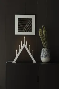 Candelabra 7 Lights Valkoinen valmistajalta Konstsmide - Anna kotiisi ajaton ja tyylik&auml;s joulutunnelma t&auml;ll&auml; tyylikk&auml;&auml;ll&auml; adventtikynttil&auml;njalalla, joka on mattavalkoiseksi lakattua puuta.