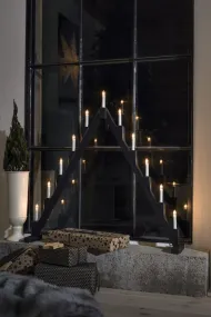 Candelabra 11 Lights Musta valmistajalta Konstsmide - Taitettava s&auml;hk&ouml;inen kynttil&auml;njalka, jossa on 11 kynttil&auml;&auml;, valmistettu mustaksi maalatusta langasta ja koristeltu messinkirenkailla jokaisen kynttil&auml;n ymp&auml;rill&auml; elegantin vaikutuksen aikaansaamiseksi.