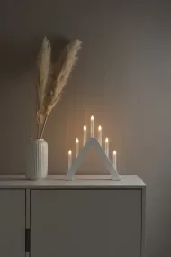 Candelabra 7 Lights Valkoinen valmistajalta Konstsmide - Luo tyylik&auml;s ja moderni joulutunnelma t&auml;ll&auml; tyylikk&auml;&auml;ll&auml; adventtikynttil&auml;njalalla, joka on mattavalkoiseksi lakattua puuta.