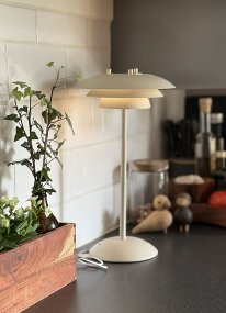 Epsilon 37cm Beige Siirrettävä valmistajalta Aneta Lighting - Epsilon on elegantti, kannettava p&ouml;yt&auml;valaisin sis&auml;k&auml;ytt&ouml;&ouml;n, jossa on ajaton muotoilu ja huomaamattomasti jalustassa oleva kosketushimmennin.
