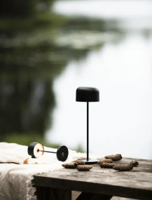 Lille 36cm Musta valmistajalta Konstsmide - Lille on tyylik&auml;s alumiinista valmistettu ladattava p&ouml;yt&auml;valaisin ulkok&auml;ytt&ouml;&ouml;n.