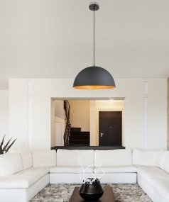 Lenn Ø40 Musta valmistajalta Globo Lighting - Den guldf&auml;rgade insidan av sk&auml;rmen, med en diameter p&aring; 41 cm, skapar en varm och inbjudande ljuseffekt.