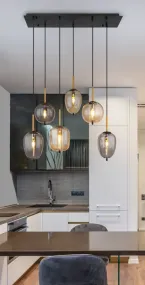 Blacky 80cm Keltainen kattovalaisin valmistajalta Globo Lighting - De sex r&ouml;k- och amberf&auml;rgade glasgloberna i olika former h&auml;nger fr&aring;n en svart, rektangul&auml;r takplatta och kan justeras upp till 120 cm fr&aring;n taket.