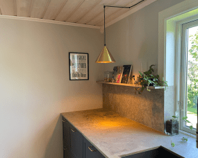 Tratt Ø25 Messinki kattovalaisin valmistajalta Westal - Tratt-riipus on tyylikäs messingistä valmistettu riippuvalaisin, jossa on kirkas lakattu pinta ja musta kangaskaapeli.