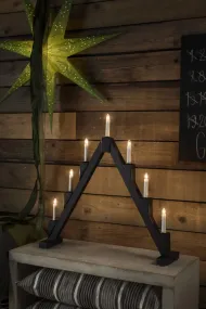 Candelabra 7 Lights Musta valmistajalta Konstsmide - Taitettava s&auml;hk&ouml;inen kynttil&auml;njalka, jossa on 7 kynttil&auml;&auml;, valmistettu mustaksi maalatusta langasta ja koristeltu messinkirenkailla jokaisen kynttil&auml;n ymp&auml;rill&auml; elegantin kosketuksen luomiseksi.