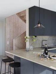 August Ø25 Musta ikkunavalaisin valmistajalta PR Home - Valaisimen mukana tulee musta tekstiilikaapeli, joka on 3 metri&auml; pitk&auml; ja jossa on sein&auml;pistoke ja virtakytkin.