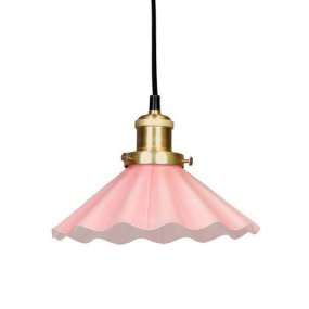 August Ø25 Vaaleanpunainen ikkunavalaisin valmistajalta PR Home - August-riippuvalaisin on klassinen suutarinvalaisin, jossa on aaltoileva vaaleanpunainen varjostin ja metallinen messinginkuosi.