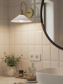 August 38cm Messinki/valkoinen kylpyhuoneen valaisin valmistajalta PR Home - T&auml;m&auml; mukulakivivalaisin on suunniteltu erityisesti kylpyhuoneisiin, ja siin&auml; on elegantti 25 cm:n halkaisijaltaan oleva lasivarjostin, joka levitt&auml;&auml; valoa pehme&auml;sti ja tasaisesti.